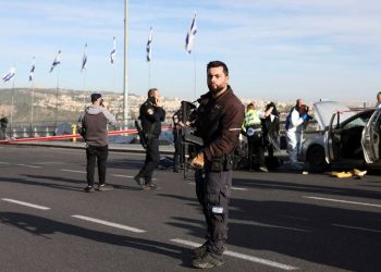 Guerra: Ataque a tiros em Jerusalém enquanto Israel e Hamas prolongam a trégua em Gaza por um dia