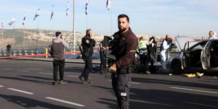 Guerra: Ataque a tiros em Jerusalém enquanto Israel e Hamas prolongam a trégua em Gaza por um dia