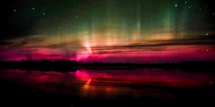 Mundo: Explosões solares presenteiam áreas da Sibéria com ‘auroras boreais’ escarlates