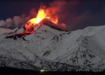 Itália: Vulcão Etna entra em erupção e cospe lava sobre a neve