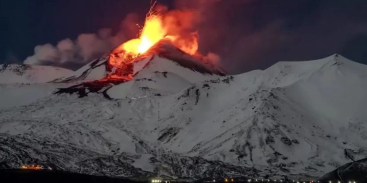 Itália: Vulcão Etna entra em erupção e cospe lava sobre a neve