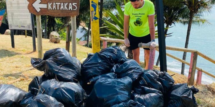 Guarapari: Projeto “Praias Limpas” promove limpeza nas praias há três anos