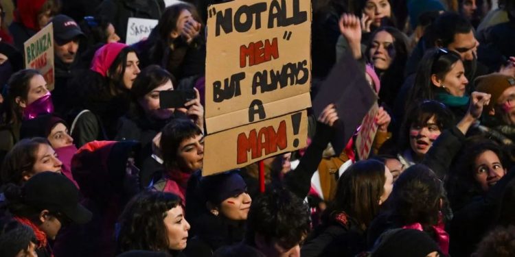 Itália: Assassinato de estudante desencadeia protestos em massa