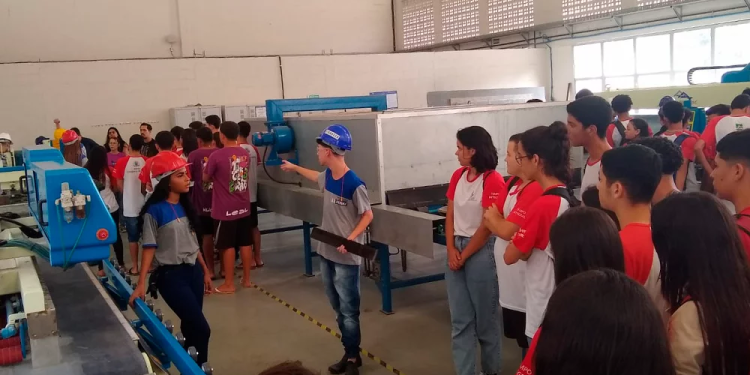 Marataízes: Alunos visitam evento “Mundo SENAI” em Cachoeiro