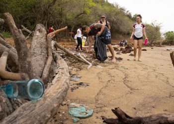 Piúma: Mutirão de limpeza do rio promove conscientização ambiental