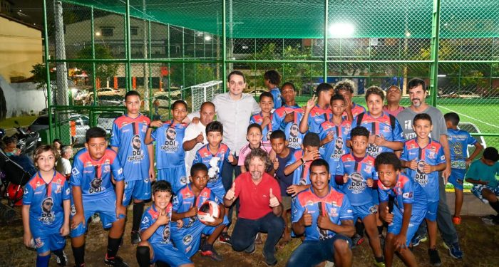 Vitória: Bairro Tabuazeiro ganha campo de grama sintética