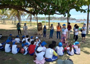 Vitória: Estudantes aprendem sobre a importância de manter praia e restinga limpos