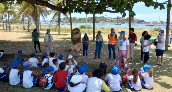 Vitória: Estudantes aprendem sobre a importância de manter praia e restinga limpos
