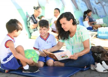 Vitória: Sob a sombra das mangueiras, projeto pé de livro encanta comunidade escolar