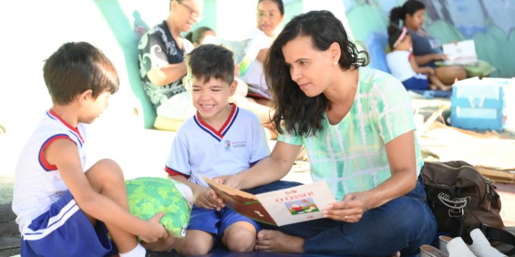 Vitória: Sob a sombra das mangueiras, projeto pé de livro encanta comunidade escolar