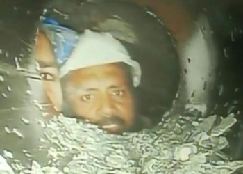 Índia: Trabalhadores presos em túnel são vistos pela primeira vez em 10 dias