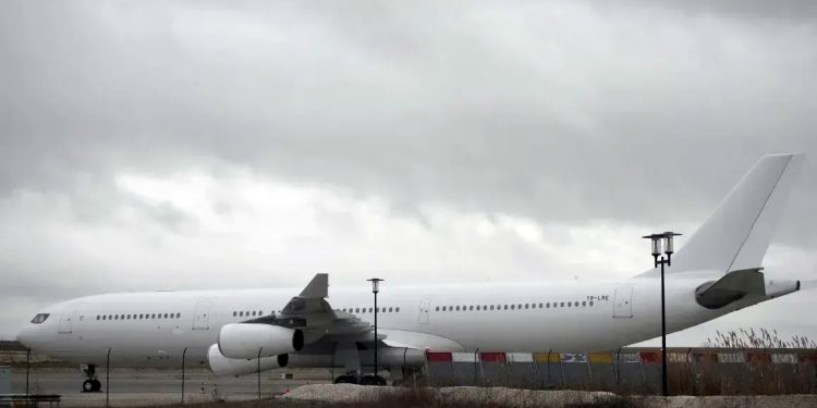Mundo: França barra avião romeno que transportava 303 cidadãos indianos por suspeita de tráfico humano