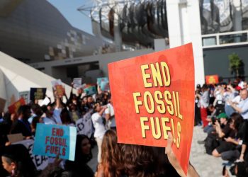 COP28: Texto propõe pela primeira vez transição dos combustíveis fósseis