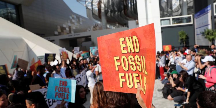 COP28: Texto propõe pela primeira vez transição dos combustíveis fósseis