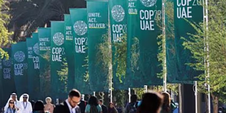 COP28: Cúpula considera fim dos combustíveis fósseis em movimento contestado pela OPEP
