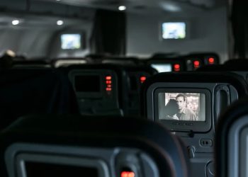 Mundo: Homem é acusado de roubar R$ 112 mil em dinheiro de outros passageiros em viagem de avião