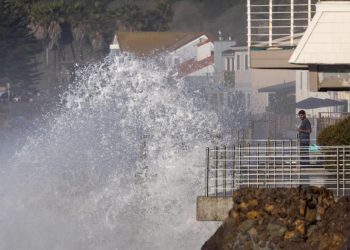 EUA: Ondas de até 12 metros de altura atingem Califórnia pelo 3º dia e deixam rastro de destruição