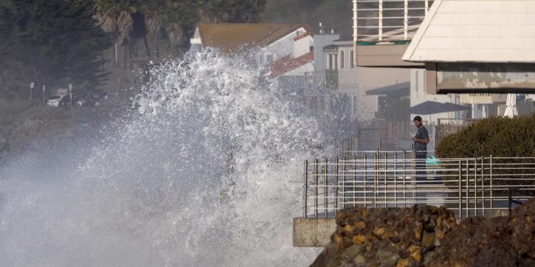 EUA: Ondas de até 12 metros de altura atingem Califórnia pelo 3º dia e deixam rastro de destruição