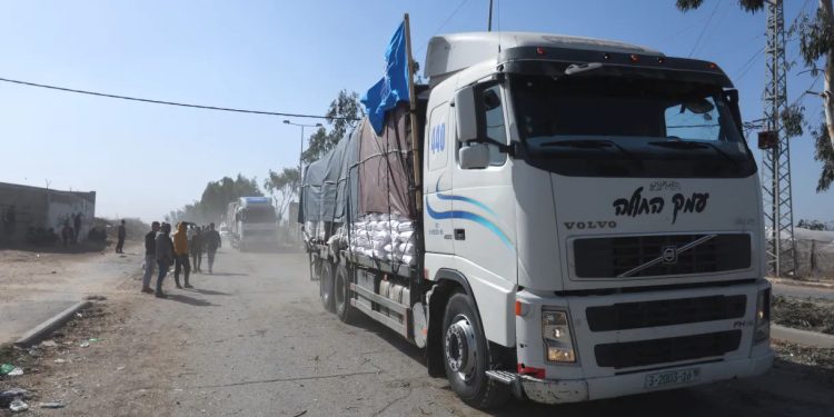 Guerra: Crescente Vermelho Palestino diz que 93 caminhões de ajuda entraram em Gaza neste sábado (23)