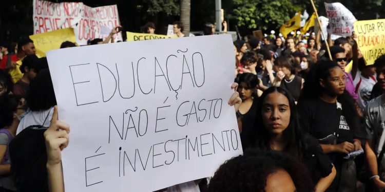 Brasil: MEC pede 2,4 mil horas de formação básica no ensino médio