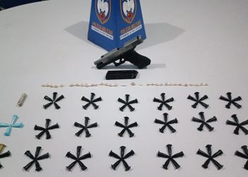 Guarapari: Policiais do 10° BPM apreendem drogas, simulacro de pistola e menor com mandado de busca