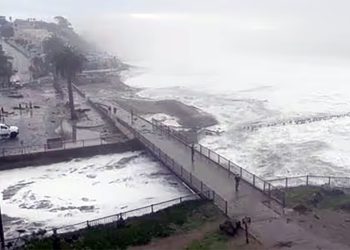 Califórnia: Grandes ondas em Mavericks Beach atraem surfistas e espectadores