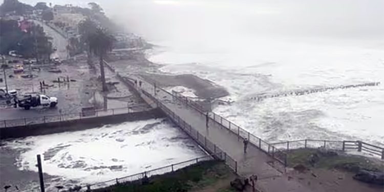 Califórnia: Grandes ondas em Mavericks Beach atraem surfistas e espectadores