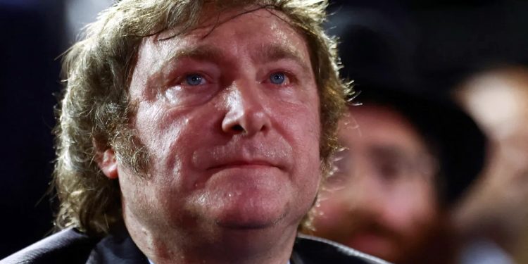 Argentina: Milei demite cerca de 5 mil funcionários públicos e anuncia que revisará benefícios sociais