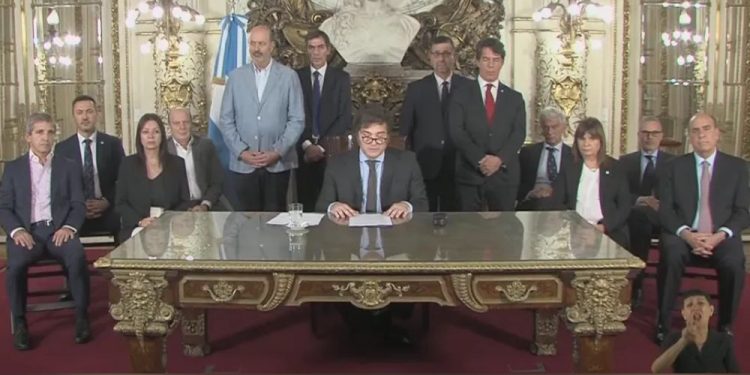 Argentina: Milei anuncia ‘megadecreto’ que revoga mais de 300 medidas e desregula economia
