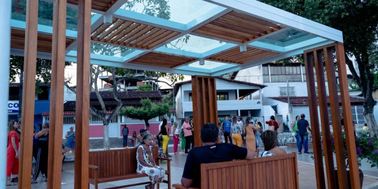 Guarapari: Prefeito entrega nova praça em Meaípe