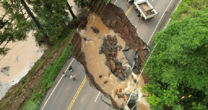 Clima: Cratera se abre em rodovia de Santa Catarina após passagem de tornado
