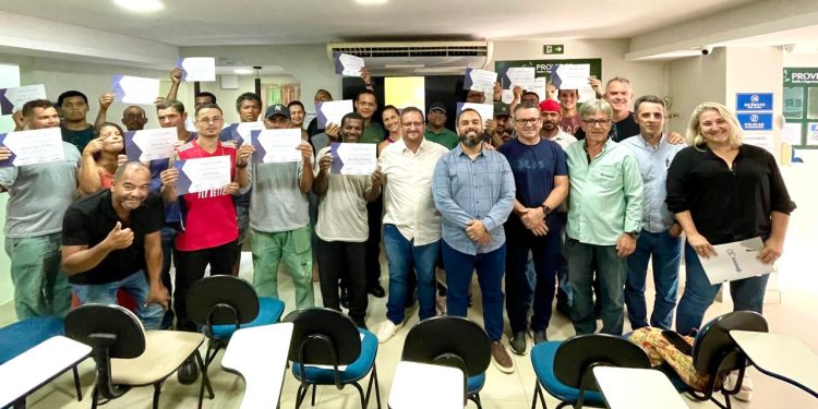 Guarapari: Curso profissionalizante coloca 20 novos pedreiros no mercado de trabalho
