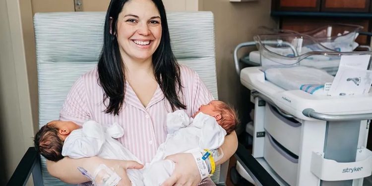 EUA: Mãe com útero duplo raro dá à luz dois bebês em dois dias