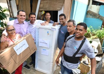 Vitória: Famílias recebem eletrodomésticos do Programa Casa Feliz e Segura