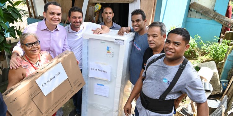Vitória: Famílias recebem eletrodomésticos do Programa Casa Feliz e Segura