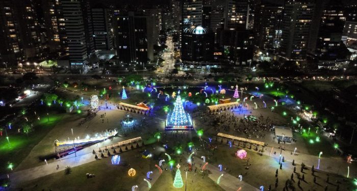 Vitória: Mundo Mágico do Natal toma conta da Praça do Papa na Enseada do Suá