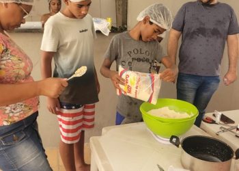 Vitória: Oficina culinária estreita laços familiares por meio da produção de panetone