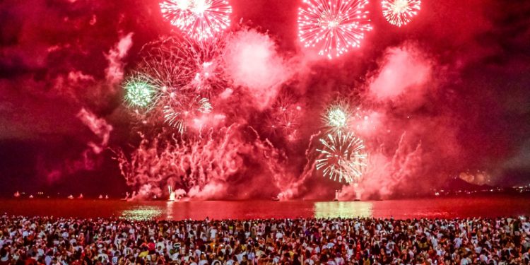 Vitória: Saiba tudo sobre espetáculo de fogos, shows e estrutura do Réveillon na cidade