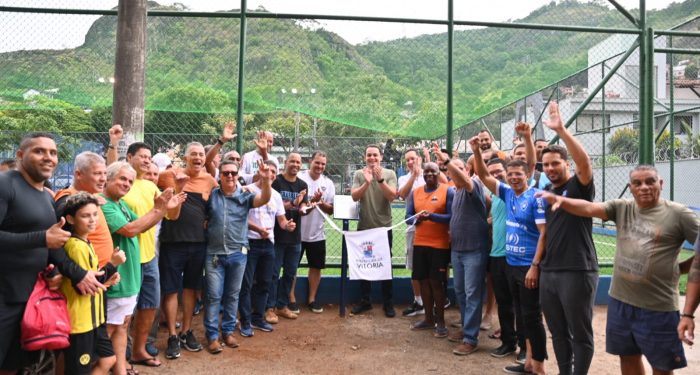 Vitória: Bairro Santa Tereza recebe campo de grama sintética todo reformado