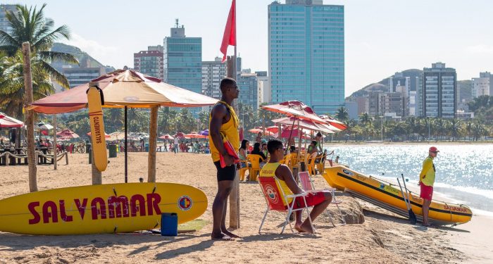 Verão: praias de Vitória recebem reforço de guarda-vidas