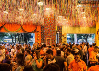 Turismo: Bares e restaurantes esperam crescimento de até 15% no Carnaval  em relação a 2023