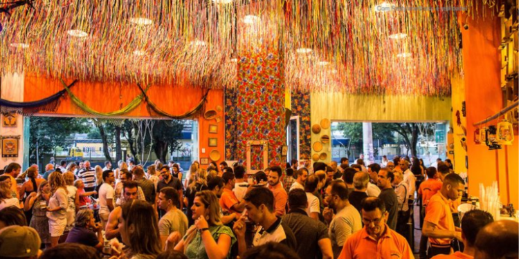 Turismo: Bares e restaurantes esperam crescimento de até 15% no Carnaval  em relação a 2023