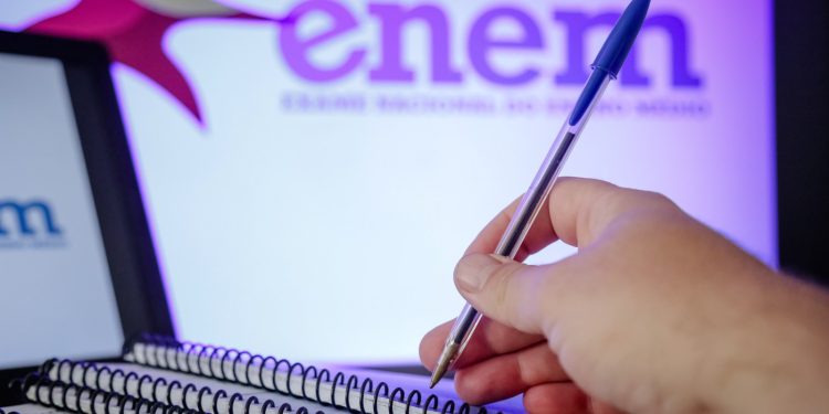 Brasil: PF faz operação de busca contra suspeito de vazar tema de redação do Enem de 2023