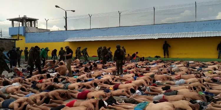 Equador: Funcionários penitenciários mantidos como reféns por presidiários são libertados