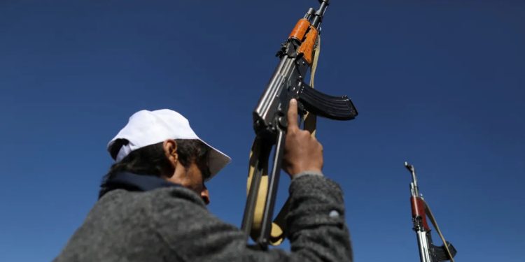 Mundo: EUA e Reino Unido realizam ataques contra Houthis no Iêmen