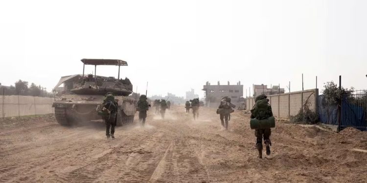 Guerra: Plano para trégua de um mês avança enquanto Israel avança atacando em Gaza