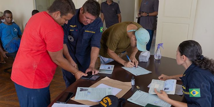 Marataízes: Prefeitura e Marinha entregam cadernetas a pescadores