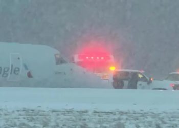 Clima: Avião derrapa em meio à nevasca em Nova York