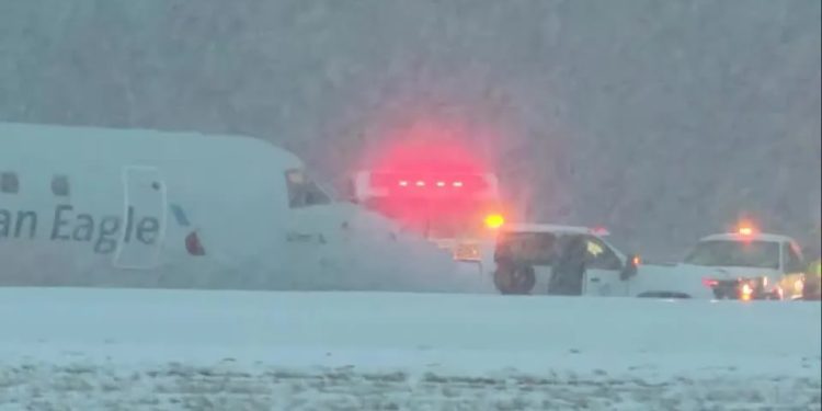 Clima: Avião derrapa em meio à nevasca em Nova York