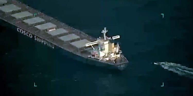 Mundo: Tripulação de navio com minério do Brasil é resgatada após tentativa de sequestro no Mar da Arábia